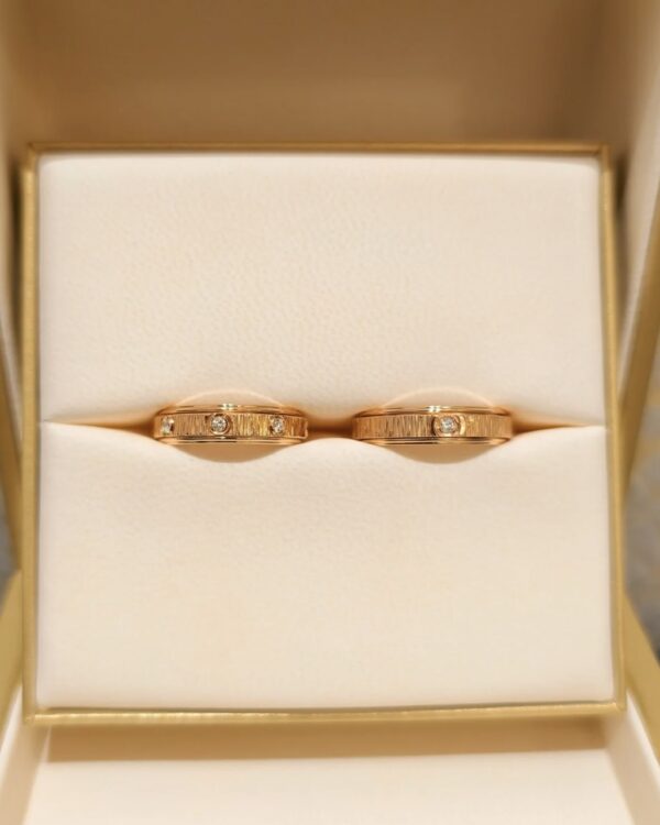 Screenshot Custom Solid 18k Gold Piaget Possession "Decor Palace" Ring in 18K Rose Gold Set with 8 Possession-Set Brilliant-Cut Diamonds (approx. 0.15 ct).