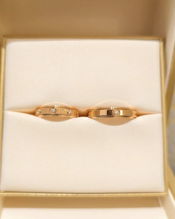 Screenshot Custom Solid 18k Gold Piaget Possession "Decor Palace" Ring in 18K Rose Gold Set with 8 Possession-Set Brilliant-Cut Diamonds (approx. 0.15 ct).